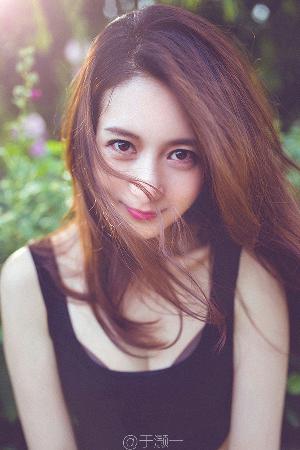 年轻漂亮的女士护士内衣